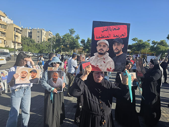 مسيرة الرايات السوداء في اللد تندد بتفشي العنف والجريمة في المجتمع العربي